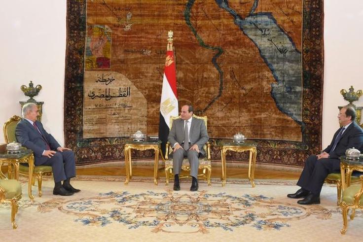 Egyptian President Abdel Fattah al-Sisi (C) met with Libyan commander Khalifa Haftar (L) in Cairo on Thursday