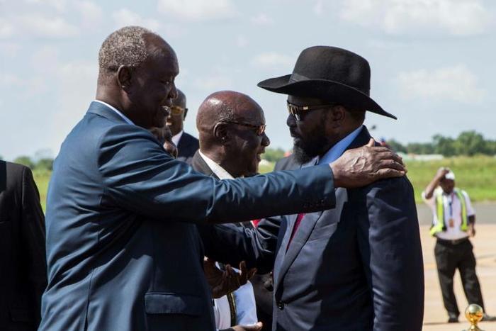 South Sudan President Salva Kiir (R) has pledged that his government will respect a tenuous peace agreement for the country