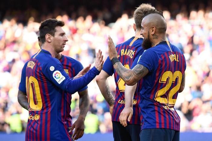 Arturo Vidal (R) scored as Barcelona moved on from their Champions League collapse