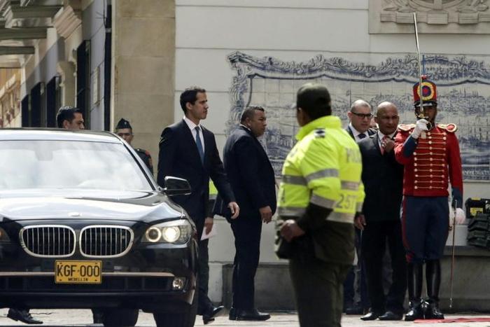 Venezuelan opposition leader and self-declared acting president Juan Guaido (C) arrives at the Foreign Affairs Ministry in Bogota on February 25, 2019 to take part in a Lima Group foreign ministers meeting on next steps in the Venezuela crisis