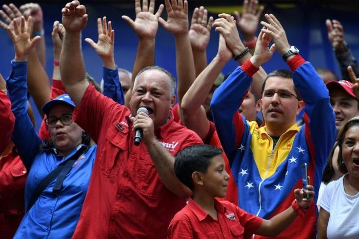 Venezuela National Assembly head Diosdado Cabello (L) won his case against online news website La Patilla