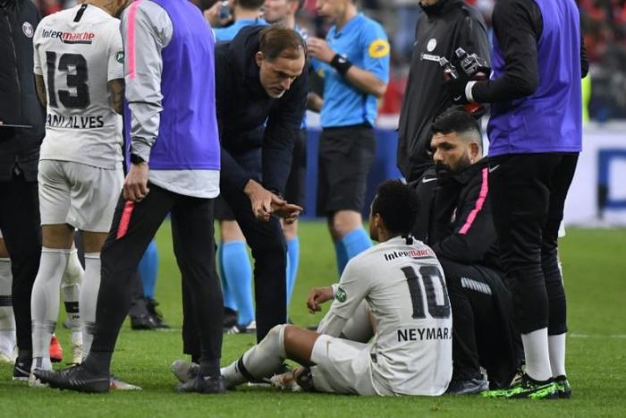 PSG coach Thomas Tuchel (C) blasted forward Neymar (2R) for hitting a fan after losing Saturday's French Cup final