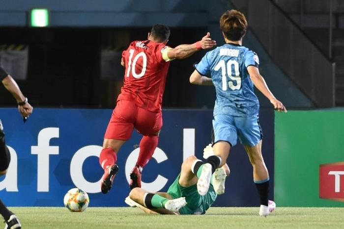 Hulk beat Kawasaki goalkeeper Jung Sung-ryong and midfielder Manabu Saito ro score Shanghai's first goal