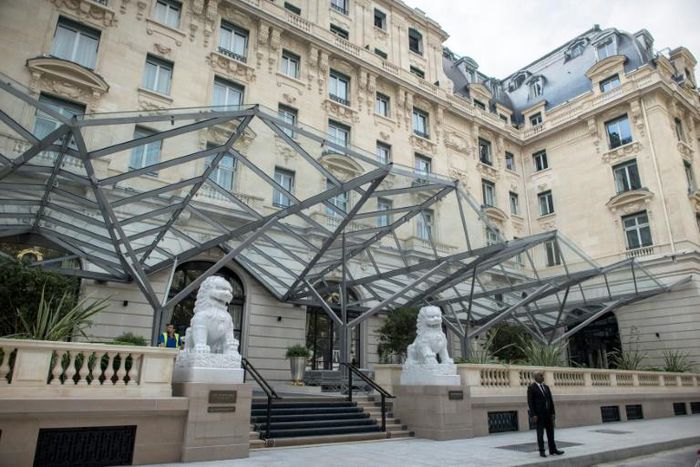 Thieves smashed display cases holding jewels and clothing at the Peninsula hotel in Paris while holding employees at gunpoint
