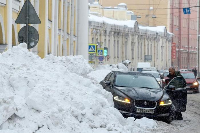 Residents say Saint Petersburg is turning into a giant snowdrift