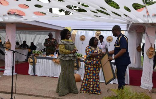 Frederick Mwenvil Dibkuu presents artwork to Chief of Staff