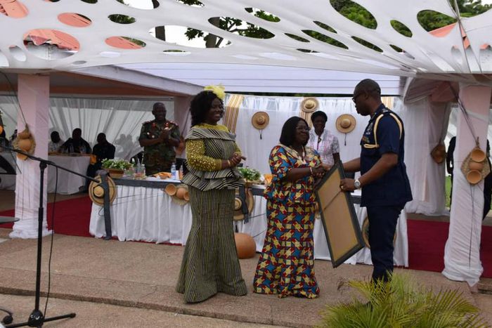 Frederick Mwenvil Dibkuu presents artwork to Chief of Staff