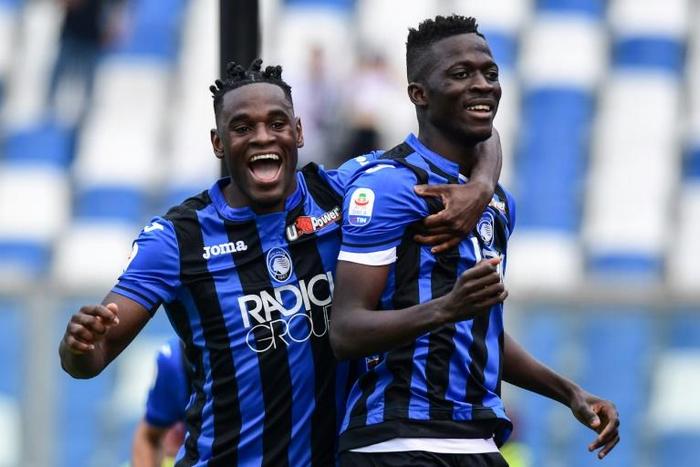 Atalanta's Musa Barrow (R) celebrates with Duvan Zapata after scoring against Genoa