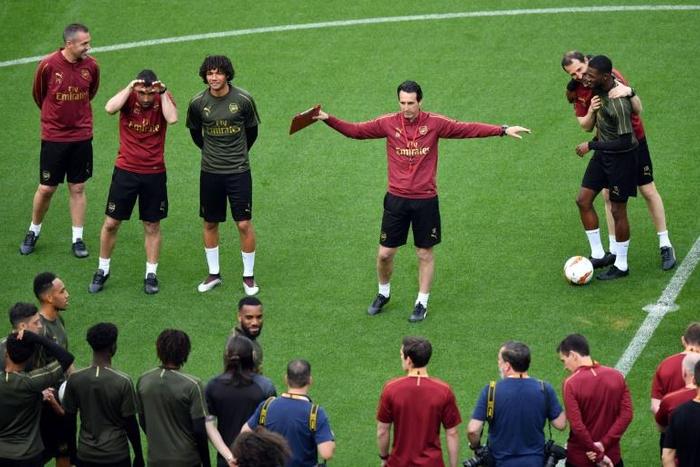 Arsenal coach Unai Emery talks to his players as they train at the Baku Olympic Stadium on the eve of the Europa League final against Chelsea
