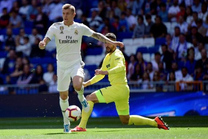Real Madrid midfielder Toni Kroos (L) has been left out of the Germany squad next month's Euro 2020 qualifiers with a leg injury.
