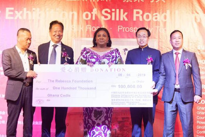 First lady grabs 100k Chinese cash for foundation