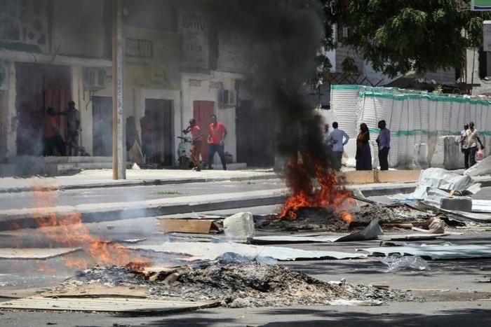 Fires are seen on a street following protest against the shooting by security forces of a rickshaw driver and his passenger, on April 13, 2019 in Mogadishu. Somali security forces shot dead a rickshaw driver and his passenger in the capital on Saturday...