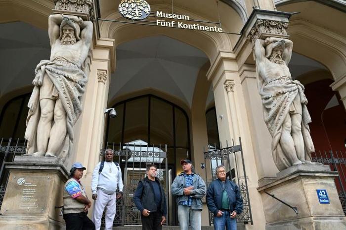 Aboriginal elder Gudju Gudju Fourmile (C) of the Yidinji people received the skeletal remains at Munich's Five Continents museum
