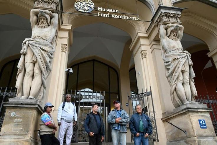 Aboriginal elder Gudju Gudju Fourmile (C) of the Yidinji people received the skeletal remains at Munich's Five Continents museum