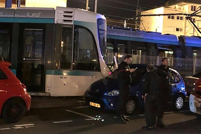 It was not known what caused the accident which took place between two stations in Issy-les-Moulineaux