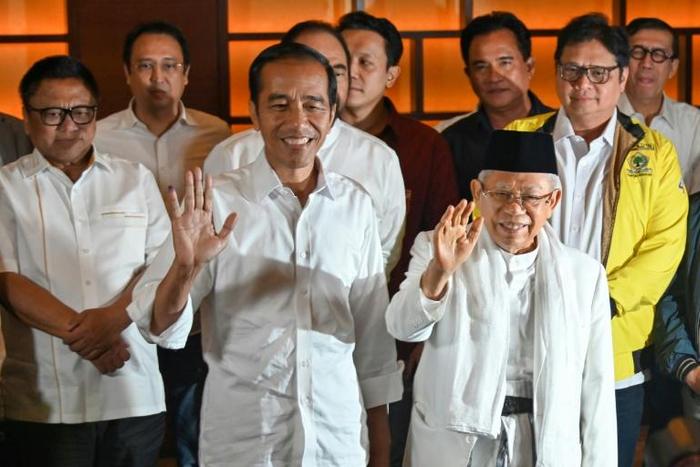 Indonesian President Joko Widodo (C) looks set for a second terms after unofficial 'quick count' results gave him a 9-11 point lead