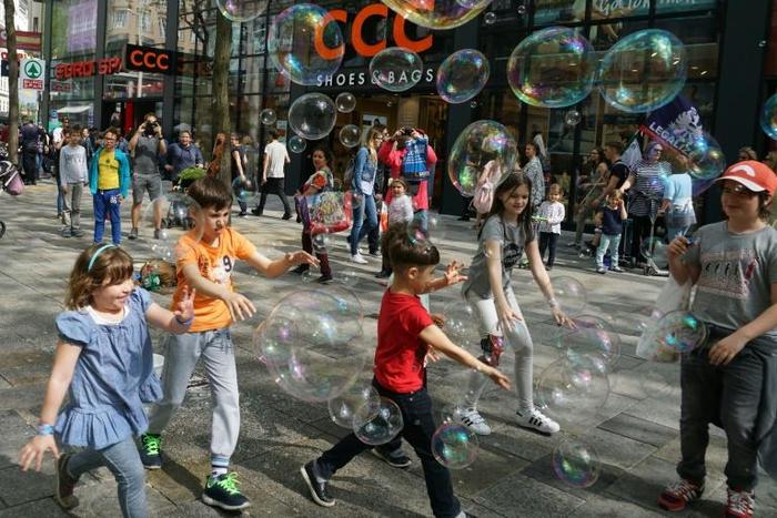 Fathers who enjoy a month of paternity leave in Austria say it lets them form 'an important bond' with their child