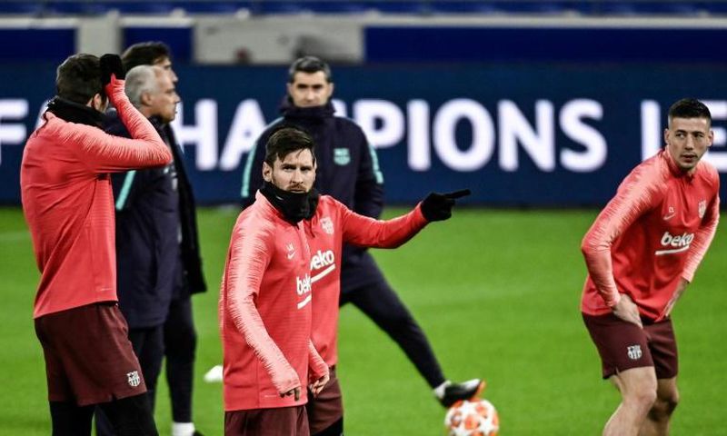 Lionel Messi (C) and his Barcelona teammates trained at Lyon's Groupama Stadium on Monday ahead of Tuesday's last 16, first leg