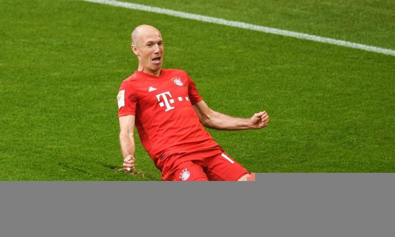 Arjen Robben scored in his final home game as Bayern Munich won a seventh straight title on Saturday