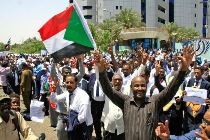 Sudanese protesters gather during a demonstration outside the Central Bank in Khartoum on May 29, 2019