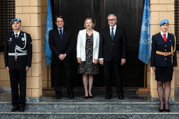 Cypriot President Nicos Anastasiades (L) stands alongside Elizabeth Spehar, head of the UN peacekeeping force on the island, and Turkish Cypriot leader Mustafa Akinci, before their informal meeting in the buffer zone