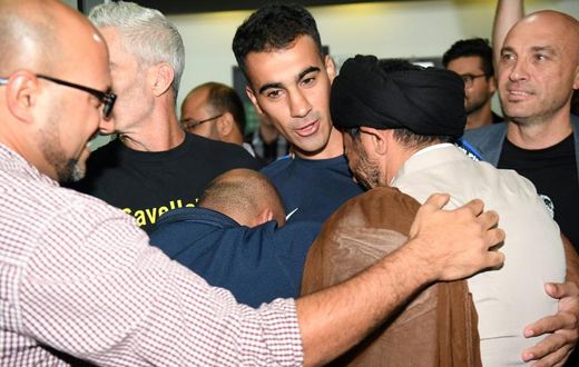 Hakeem al-Araibi (C) was greeted by a throng of well wishers at Melbourne Airport after an overnight flight to freedom