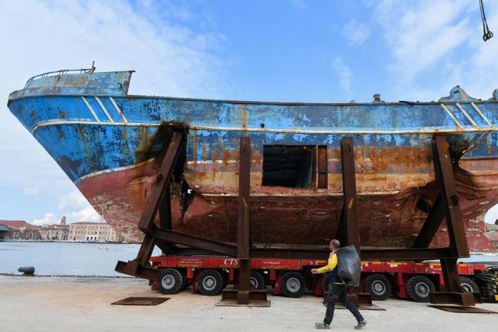 The fishing boat in which up to 900 migrants died will be exhibited at the Venise Biennale art fair