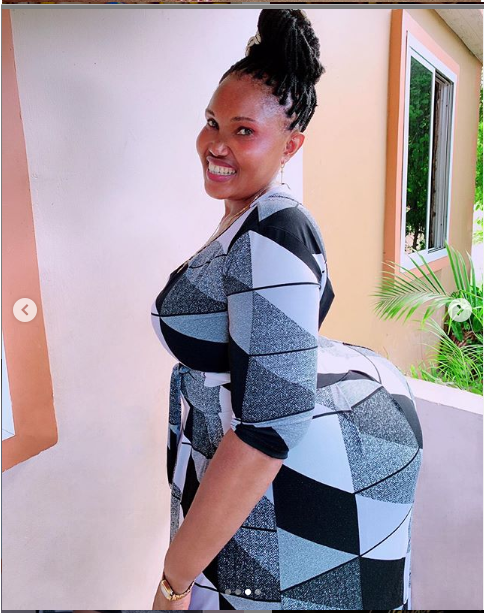 Curvy model shows off curvier mother to prove that her curves are natural (photos)