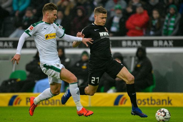 Alfred Finnbogason (R), pictured in January 2019, put his side ahead in the eighth minute during the game February 3, 2019, converting a penalty after Mainz defender Daniel Brosinski's handball