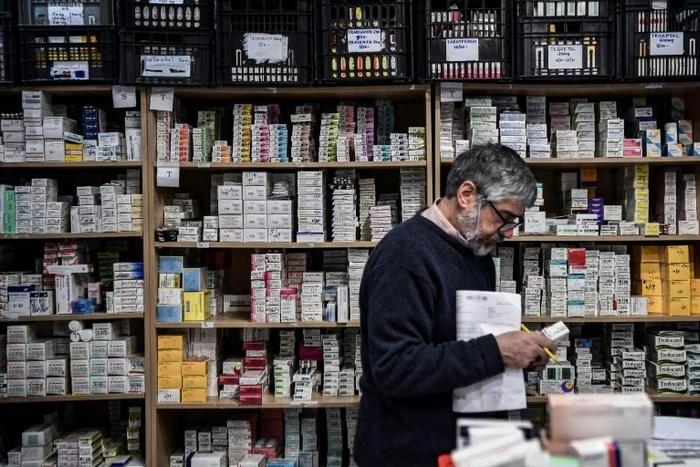 The Hellinikon social pharmacy is staffed by volunteers