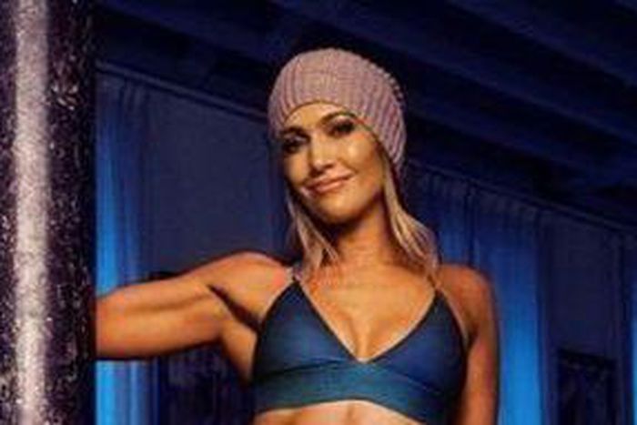 Jennifer Lopez Shows Off Abs In New Photo