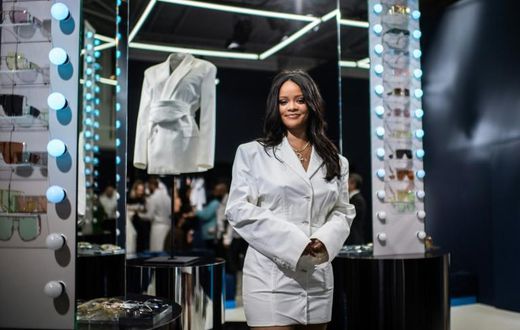 Rihanna pose dans la boutique éphémère de sa marque Fenty à Paris, le 22 mai 2019