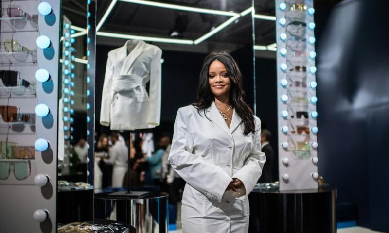 Rihanna pose dans la boutique éphémère de sa marque Fenty à Paris, le 22 mai 2019