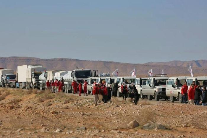 An aid convoy of the Red Crescent arrives at the Rukban desert camp for displaced Syrians along Syria's border with Jordan on February 06, 2019