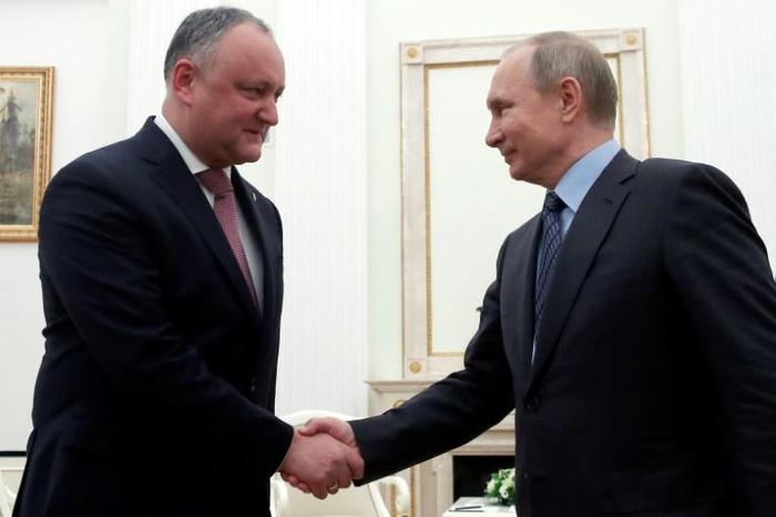 Dodon (L), an ally Putin (R, has pushed for Moldova to join the Moscow-dominated Eurasian Economic Union