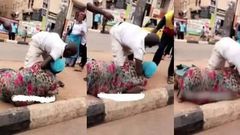 Two beggars fight over money (video)