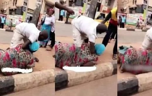 Two beggars fight over money (video)