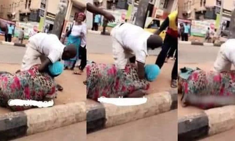 Two beggars fight over money (video)