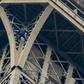 Un homme grimpe la tour Eiffel le 20 mai 2019 à Paris