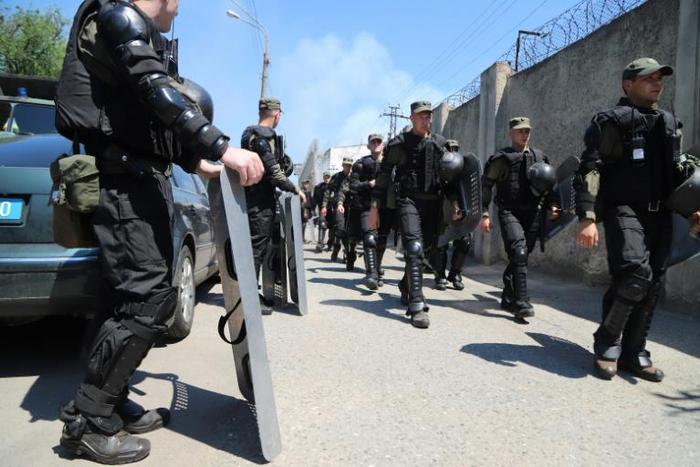 Several hundred Ukrainian National Guardsmen were deployed to put down the prisoners' riot