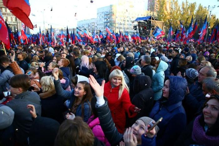 A crowd waits for Denis Pushilin, acting leader of the self-proclaimed Donetsk Republic, in Donetsk, Ukraine on November 9, 2018