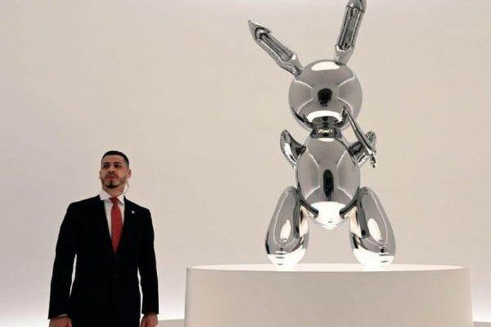 Koons sculpture smashes record for work by a living artist