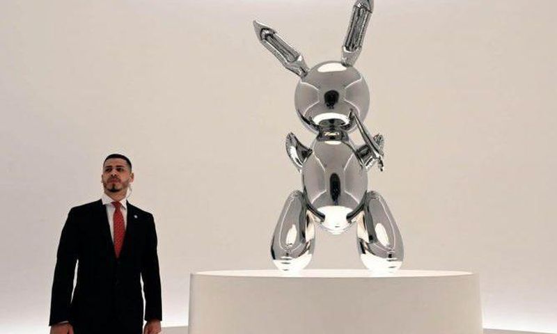 Koons sculpture smashes record for work by a living artist