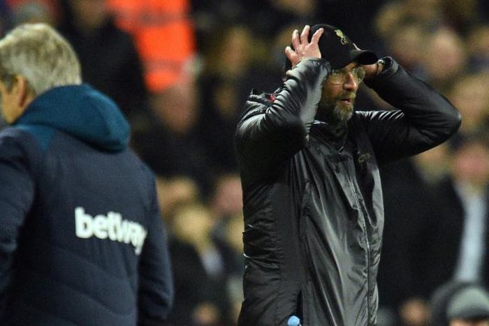Liverpool manager Jurgen Klopp (R), next to West Ham boss Manuel Pellegrini, endured a frustrating evening as the Premier League leaders were held to a 1-1 draw by the Hammers on Monday