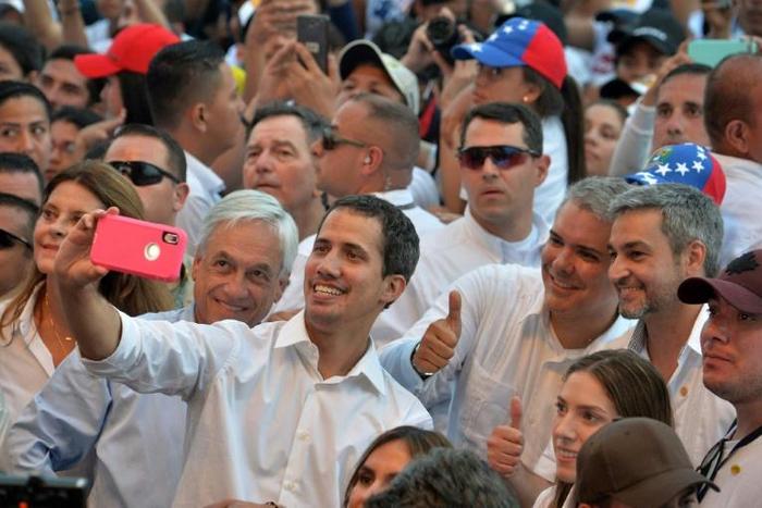Venezuela's opposition leader Juan Guaido (center) takes a selfie with Chilean President Sebastian Pinera (left), Colombian President Ivan Duque (second right) and Paraguayan President Mario Abdo Benitez (right)