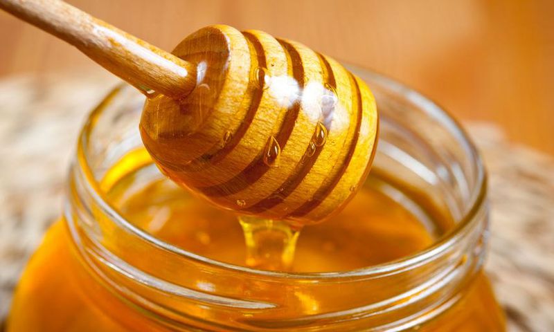 12 Ways Honey Can Up Your Beauty Game