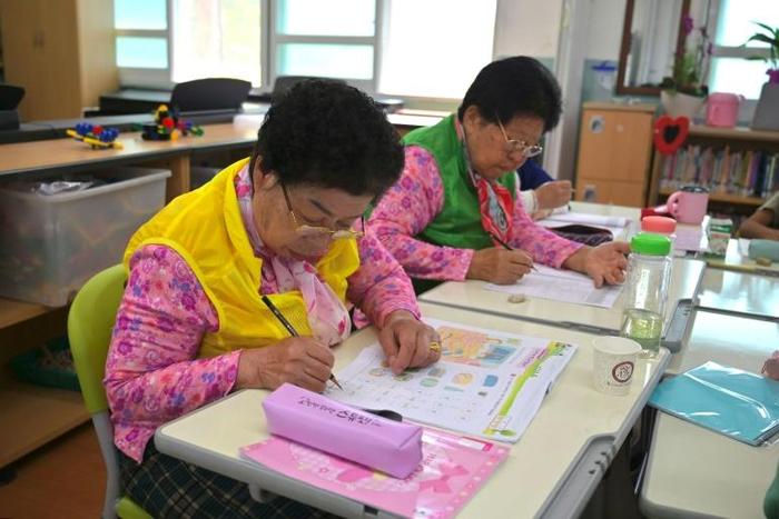 Nam Yang-soon, 84, (R with classmate Park Young-ae, 70) says she often felt people looked down on her because of her illiteracy