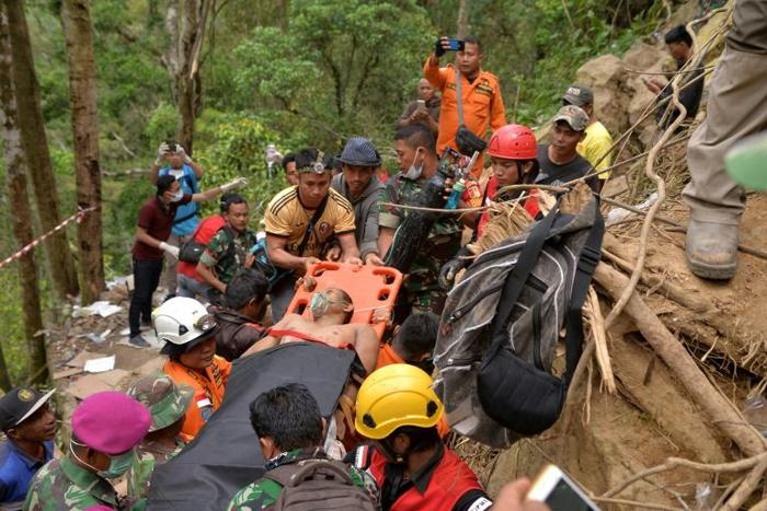 As many as 100 people may still be trapped in the rubble of an illegal Indonesian gold mine which collapsed last week