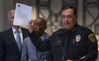 FBI to investigate Houston police officers after deadly drug raid