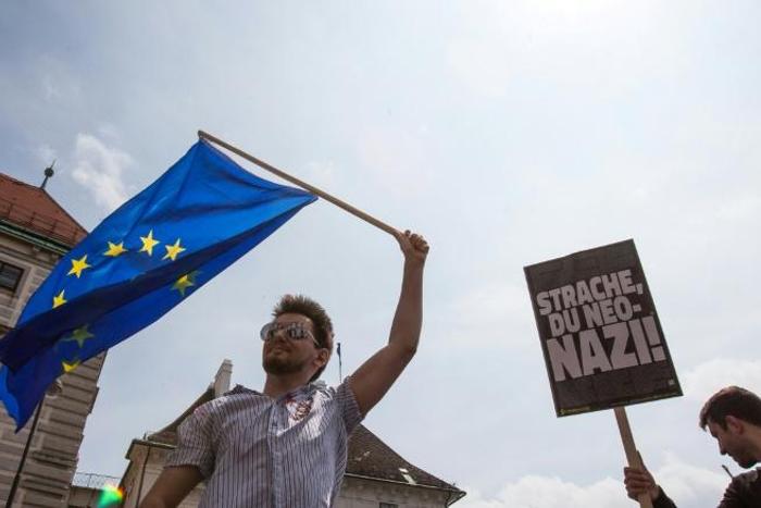 Protesters in Vienna were waving the EU flag and holding up signs calling far-right leader Heinz-Christian Strache a "neo-nazi" on Saturday